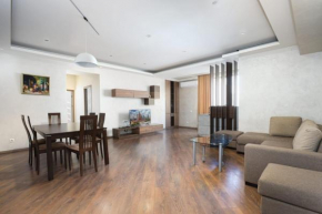 Perfect 2 Bedroom near Seasons park